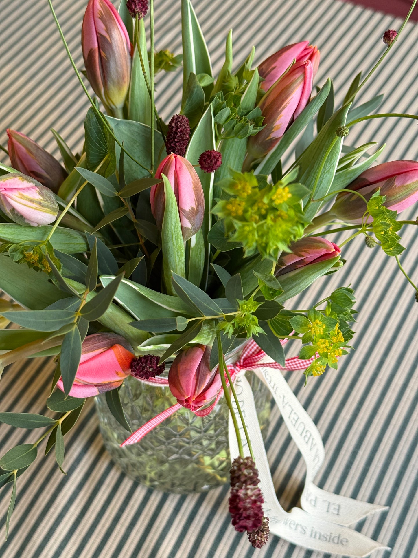 Bombonera de tulipanes (jarron patio)