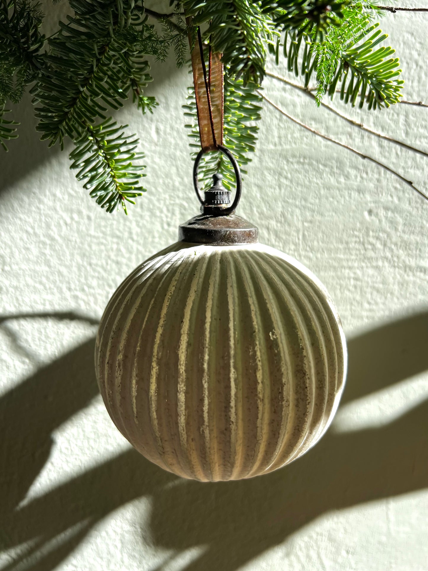 ADORNO CRISTAL BOLA BLANCA DECAPADA