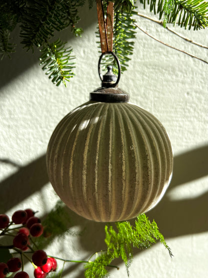 ADORNO CRISTAL BOLA BLANCA DECAPADA