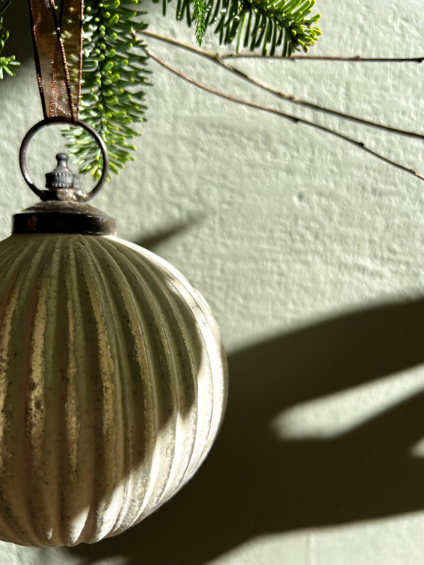 ADORNO CRISTAL BOLA BLANCA DECAPADA