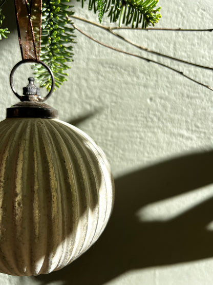 ADORNO CRISTAL BOLA BLANCA DECAPADA